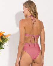 Laden Sie das Bild in den Galerie-Viewer, Image 06: Rio De Sol Set Set Shimmer-Confetti Twist Belted-High-Waist
