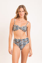 Laden Sie das Bild in den Galerie-Viewer, Model Front: Rio De Sol Unterteil Bottom Ikat Hotpants
