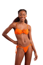 Laden Sie das Bild in den Galerie-Viewer, Model Front: Rio De Sol Oberteil Top Dots-Orange Balconet-Tie
