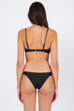 Laden Sie das Bild in den Galerie-Viewer, Model Back: Rio De Sol Unterteil Bottom Shimmer-Black Essential

