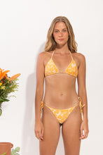 Laden Sie das Bild in den Galerie-Viewer, Model Front: Rio De Sol Oberteil Top Sunny-Forest Tri-Inv
