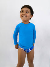 Laden Sie das Bild in den Galerie-Viewer, Model Front: Rio De Sol Rashguard Jacinto Rash-Guard Kids
