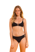 Laden Sie das Bild in den Galerie-Viewer, Model Front: Rio De Sol Oberteil Top Bora-Black Bra-Trio
