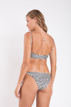 Laden Sie das Bild in den Galerie-Viewer, Model Back: Rio De Sol Oberteil Top Collage Bandeau-Reto
