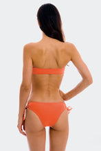 Laden Sie das Bild in den Galerie-Viewer, Model Back: Rio De Sol Unterteil Bottom Light-Peach Madrid
