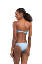 Laden Sie das Bild in den Galerie-Viewer, Model Back: Rio De Sol Set Set Shimmer-Baltic-Sea Bandeau-Joy Essential

