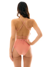 Laden Sie das Bild in den Galerie-Viewer, Model Back: Rio De Sol Badeanzug Rose New Vegas
