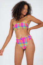 Laden Sie das Bild in den Galerie-Viewer, Model Front: Rio De Sol Oberteil Top Tulip-Garden Bandeau-Reto
