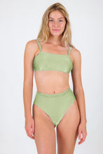 Laden Sie das Bild in den Galerie-Viewer, Model Front: Rio De Sol Unterteil Bottom Oliva Hotpants
