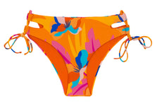 Laden Sie das Bild in den Galerie-Viewer, Model Front: Rio De Sol Unterteil Bottom Orange-Bloom Madrid
