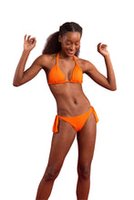Laden Sie das Bild in den Galerie-Viewer, Model Front: Rio De Sol Unterteil Bottom Dots-Orange Italy
