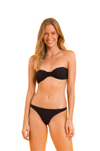 Laden Sie das Bild in den Galerie-Viewer, Model Front: Rio De Sol Set Set Bora-Black Bandeau-Joy Leblon
