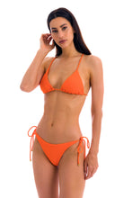 Laden Sie das Bild in den Galerie-Viewer, Model Front: Rio De Sol Set Set St-Tpz-Tangerina Tri-Inv Ibiza
