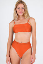 Laden Sie das Bild in den Galerie-Viewer, Gallery: Rio De Sol Set Set Paprica Bandeau-Reto Hotpants
