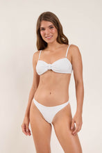 Laden Sie das Bild in den Galerie-Viewer, Model Front: Rio De Sol Set Set Memphis-White Bandeau-Joy Mia
