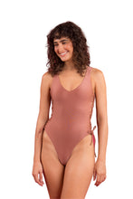 Laden Sie das Bild in den Galerie-Viewer, Model Front: Rio De Sol Badeanzug Shimmer-Copper Zoe
