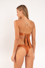 Laden Sie das Bild in den Galerie-Viewer, Model Back: Rio De Sol Set Set Shimmer-Nocciola Mavi Nara
