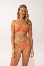 Laden Sie das Bild in den Galerie-Viewer, Model Front: Rio De Sol Unterteil Bottom Sand-Argila Lacinho
