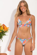 Laden Sie das Bild in den Galerie-Viewer, Model Front: Rio De Sol Oberteil Top Zinnia Tri-Cos
