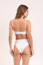 Laden Sie das Bild in den Galerie-Viewer, Model Back: Rio De Sol Oberteil Top Memphis-White Bandeau-Reto
