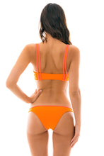 Laden Sie das Bild in den Galerie-Viewer, Model Back: Rio De Sol Oberteil Top Duo Orange
