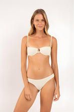 Laden Sie das Bild in den Galerie-Viewer, Model Front: Rio De Sol Unterteil Bottom Brisa-Offwhite Essential
