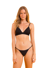 Laden Sie das Bild in den Galerie-Viewer, Model Front: Rio De Sol Oberteil Top Bora-Black Tri-Cos
