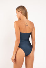 Laden Sie das Bild in den Galerie-Viewer, Model Back: Rio De Sol Badeanzug Shimmer-Shark Sara-Op
