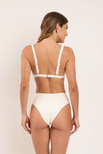 Laden Sie das Bild in den Galerie-Viewer, Model Back: Rio De Sol Unterteil Bottom Sand-Chantilly Kora

