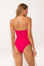 Laden Sie das Bild in den Galerie-Viewer, Model Back: Wednesday In Hawaii By Rio De Sol Badeanzug Guava Aloha
