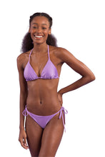 Laden Sie das Bild in den Galerie-Viewer, Model Front: Rio De Sol Set Set Orchid Tri-Inv Cheeky-Tie
