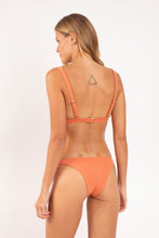 Laden Sie das Bild in den Galerie-Viewer, Model Back: Rio De Sol Oberteil Top Sand-Argila Alba
