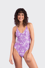 Laden Sie das Bild in den Galerie-Viewer, Model Front: Rio De Sol Badeanzug Trail-Purple Hype
