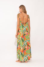 Laden Sie das Bild in den Galerie-Viewer, Model Back: Rio De Sol Strandkleid Tropical Long Dress Chiara
