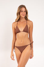 Laden Sie das Bild in den Galerie-Viewer, Model Front: Rio De Sol Unterteil Bottom Sand-Cappuccino Cheeky-Micro
