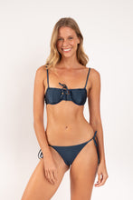 Laden Sie das Bild in den Galerie-Viewer, Model Front: Rio De Sol Unterteil Bottom Shimmer-Shark Cheeky-Tie-Gold
