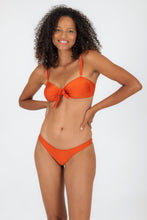 Laden Sie das Bild in den Galerie-Viewer, Model Front: Rio De Sol Unterteil Bottom Paprica Essential
