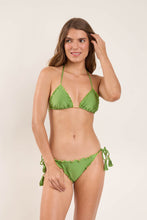 Laden Sie das Bild in den Galerie-Viewer, Model Front: Rio De Sol Oberteil Top Shimmer-Botanica Frufru
