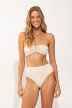 Laden Sie das Bild in den Galerie-Viewer, Model Front: Rio De Sol Unterteil Bottom Brisa-Offwhite Hotpants
