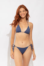 Laden Sie das Bild in den Galerie-Viewer, Model Front: Rio De Sol Unterteil Bottom Carmel-Blue Cheeky-Micro
